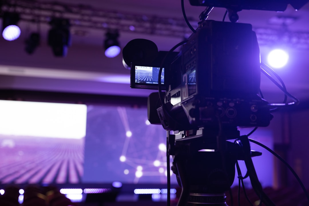 Kamera filmt eine Bühne während einer Konferenz